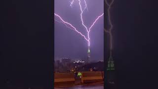 Orage  la foudre ⚡️frappe à plusieurs reprises la tour de lHorloge à la Mecque la nuit dernière [upl. by Roscoe166]