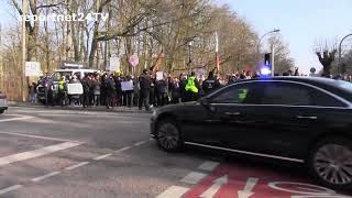 Außenministerin Baerbock in Neuruppin begleitet von Protest gegen Grüne [upl. by Rramel]