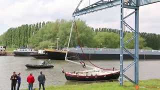 Zeilboot in aanvaring met hijskraan op de Donge bij Raamsdonksveer  Geertruidenberg 20140427 [upl. by Edlun]