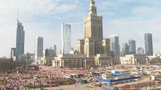 A Varsovie des milliers dagriculteurs descendent dans les rues pour manifester  AFP Images [upl. by Akiem]