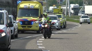 Hulpdiensten met spoed naar een onwel geworden persoon op de A15 bij Sliedrecht [upl. by Adilem]