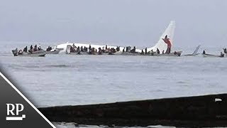 PazifikAtoll Passagierflugzeug landet in Lagune statt auf der Landebahn [upl. by Ahsiekin]