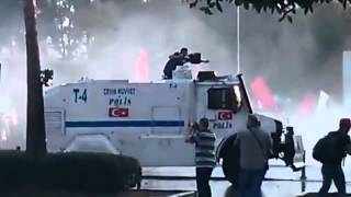 Tomanın fıskiyesini polislere doğrultan eylemci [upl. by Birdt]