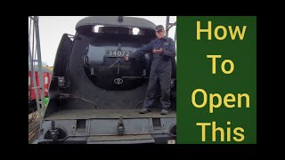 How to open the front of a steam engine The smokebox door of 257 Squadron 34072 Southern Locomotives [upl. by Yggep]