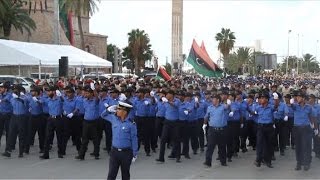 Governo não reconhecido da Líbia promove desfile militar [upl. by Bonnette]