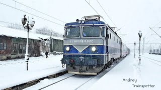 Diverse trenuri prin zăpadă în România  Winter Trains in Romania [upl. by Gregrory]