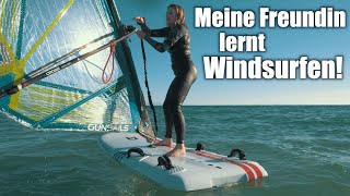 Meine FREUNDIN lernt WINDSURFEN  Die ersten Schritte  Windsurfen in Tarifa [upl. by Eissirhc859]