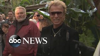 Siegfried and Roy greet fans at their Las Vegas ‘Secret Garden’ [upl. by Secnarf]