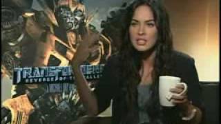 Megan Fox Flower part Megan Fox Apologizes To Boy With The Rose Megan Fox se disculpa [upl. by Harmonie]