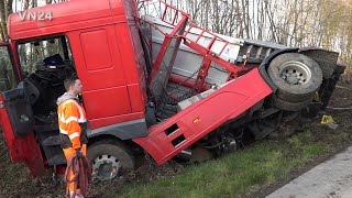 20042021  VN24  Sattelzug mit Getreide landete im Graben  Bergung auf der A44 bei Erwitte [upl. by Reilamag]