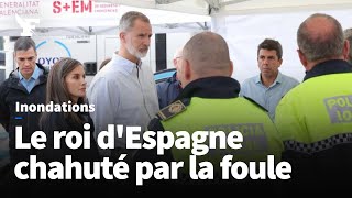 Visé par des jets de boue le roi Felipe VI chahuté par des habitants en colère [upl. by Okwu]