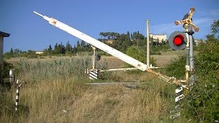 Spoorwegovergang Poggibonsi I  Railroad crossing  Passaggio a livello [upl. by Ventura]