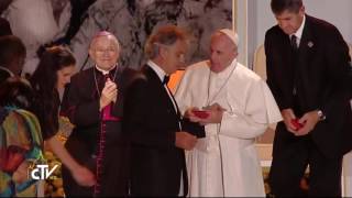 Andrea Bocelli canta per Papa Francesco a Philadelphiathe lords prayer [upl. by Hedvig]