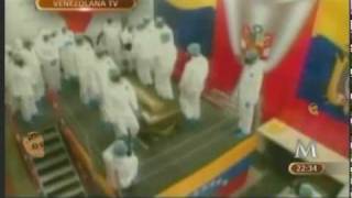 Hugo Chavez exumando los huesos de Simon Bolivar Presentacion de la osamenta del libertador [upl. by Azal]