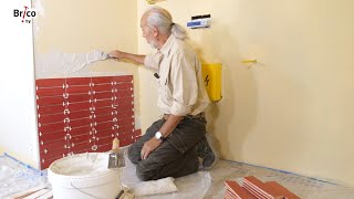 Poser du carrelage mural dans une salle de bains  Tuto bricolage avec Robert [upl. by Vinaya]