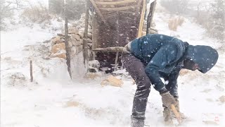 Caught in a Blizzard While Building Shelter snowstorm Wild Camping Diy [upl. by Dunstan]