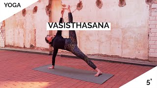 POSTURA VASISTHASANA PASO A PASO  PLANCHA LATERAL  ASANAS DE YOGA [upl. by Kier]