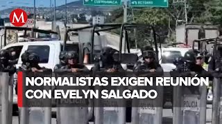 Presuntos normalistas de Ayotzinapa bloquean Autopista del Sol [upl. by Ramso]