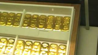 1kg Gold Bar at Dubai International Airport is it worth investing in Gold [upl. by Denice17]