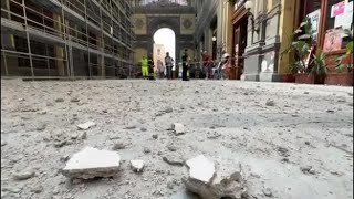 Tragedia sfiorata nella Galleria Principe di Napoli [upl. by Llertac914]