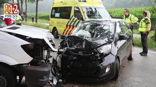 Pakketbezorger in botsing met personenauto op de Garderenseweg in Ermelo [upl. by Kira]