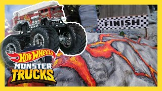 QUEM VAI SOBREVIVER À ERUPÇÃO VULCÂNICA 😱  Torneio de Titãs Hot Wheels Monster Trucks em Português [upl. by Lukey]