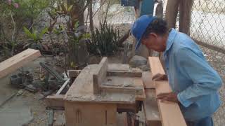 Como hacer escopleaduras en largueros de puerta carpinteria woodworking cedro truper [upl. by Anehs]