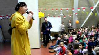 Kinderartiest Rolando en Bobbie  Ernst Bobbie en de rest   Het is feest [upl. by Ailehs]