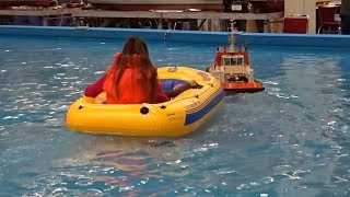 RC Schlepper Schiff zieht Schlauchboot durch den Pool ♦ Intermodellbau Dortmund 2017 [upl. by Adranoel]