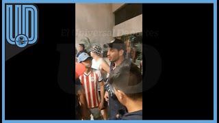 Aficionados de Chivas encaran al Pollo Briseño en el hotel de concentración [upl. by Schapira]