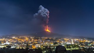 Las impresionantes imágenes de la erupción del Etna [upl. by Primaveria]