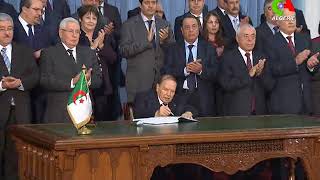 Le Président Bouteflika signe la Loi de finances 2018 [upl. by Daphene150]