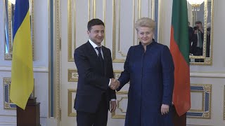 Kijeve D Grybauskaitė sutikta ovacijomis su V Zelenskiu bendravo tik angliškai [upl. by Bolling]