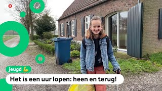 Jolijn ruimt al het afval onderweg naar school op [upl. by Oam]