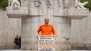 Waxinelichthoudergooier protesteert op de Dam [upl. by Tnayrb]