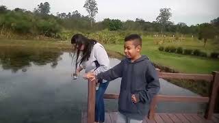 ALIMENTANDO OS PEIXES DO LAGO  ENSINANDO O RYAN UMA BRINCADEIRA DA NOSSA INFÂNCIA😁😁 [upl. by Llyrpa]