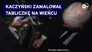 Kaczyński zamalował sprayem tabliczkę na wieńcu pod pomnikiem ofiar katastrofy smoleńskiej TVN24 [upl. by Elorac657]