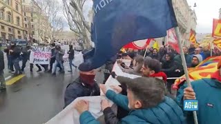 Momenti di tensione al presidio Usb a Roma spintoni tra agenti e manifestanti [upl. by Nahraf]