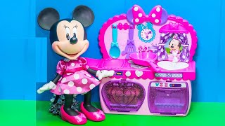 Exploring the Minnie Mouse Bowtastic Kitchen play set [upl. by Issej]