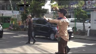 Keren Isi Waktu Liburan Angota Pramuka Ini Bantu Polisi  86 [upl. by Ivar]