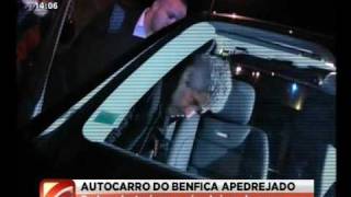 Autocarro do Benfica apedrejado [upl. by Ahsined]