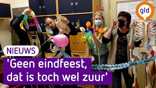 In je galajurk op de bank scholen pakken uit met online eindfeest [upl. by Carlock433]