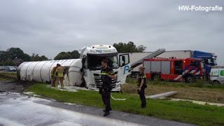 Vrachtwagen in sloot op A28 tussen Zwolle en De Lichtmis [upl. by Arluene399]