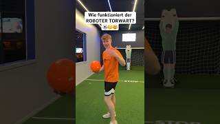 Wie funktioniert der ROBOTER TORWART 🤔⚽️😱 shorts jannikfreestyle [upl. by Neelahtak593]