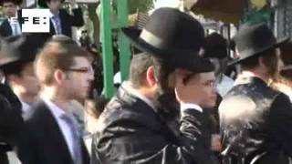 Cientos de ultraortodoxos presionan en Jerusalén para cerrar calle en shabat [upl. by Darom]