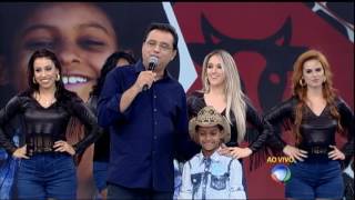 Menino vaqueiro canta e dá show no palco [upl. by Morganstein]