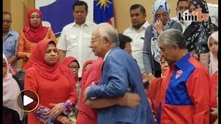 Najib letak jawatan presiden Umno pengerusi BN [upl. by Irrep]