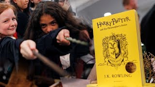 Fans in London feiern zwanzig Jahre Harry Potter [upl. by Radnaxela]