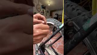 ¡Problem solving Como utilizar una brida para reparar el cable de la bicicleta [upl. by Esilram]