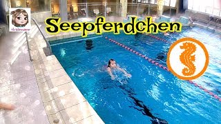 HANNAH MACHT IHR SEEPFERDCHEN  Prüfung für das erste Schwimmabzeichen  Schwimmen lernen [upl. by Nnaul80]